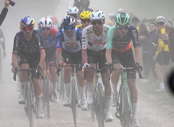British Thomas Pidcock of Pinarello Q36.5 Pro Cycling, Mexican Isaac Del Toro of UAE Team Emirates - XRG and French Paul Seixas of Decathlon CMA CGM Team pictured in action during the men elite Strade Bianche one day cycling race, 203km from and to Siena, Italy on Saturday 07 March 2026. POOLxTIMxDExWAELE  x166747011x