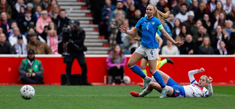 England vs Iceland - Womens World Cup 2026 Qualifier - Saturday 07th March Alessia Russo gets a shot off as Glodis Viggosdottir watches it During the Women™s World Cup 2026 Qualifier between England and Iceland at the City Ground on March 07th, 2026 Photo by Ben Booth SportPix SIPA USA Nottingham The City Ground Nottinghamshire United Kingdom Copyright: xBenxBoothx