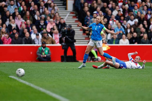 England vs Iceland - Womens World Cup 2026 Qualifier - Saturday 07th March Alessia Russo gets a shot off as Glodis Viggosdottir watches it During the Women™s World Cup 2026 Qualifier between England and Iceland at the City Ground on March 07th, 2026 Photo by Ben Booth SportPix SIPA USA Nottingham The City Ground Nottinghamshire United Kingdom Copyright: xBenxBoothx