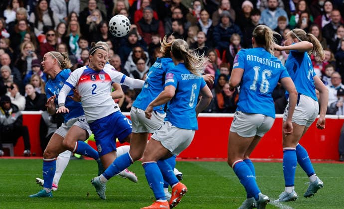 England vs Iceland - Womens World Cup 2026 Qualifier - Saturday 07th March Lucy Bronze tries to get her head on a cross During the Women™s World Cup 2026 Qualifier between England and Iceland at the City Ground on March 07th, 2026 Photo by Ben Booth SportPix SIPA USA Nottingham The City Ground Nottinghamshire United Kingdom Copyright: xBenxBoothx