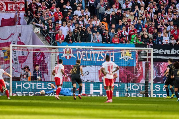 07 03 2026, Football, Men, Bundesliga, 2025 2026, RB Leipzig FC Augsburg Maarten Vandevoordt 26, RB Leipzig , action, holds penalty, on the ball Leipzig Red Bull Arena Saxony Germany