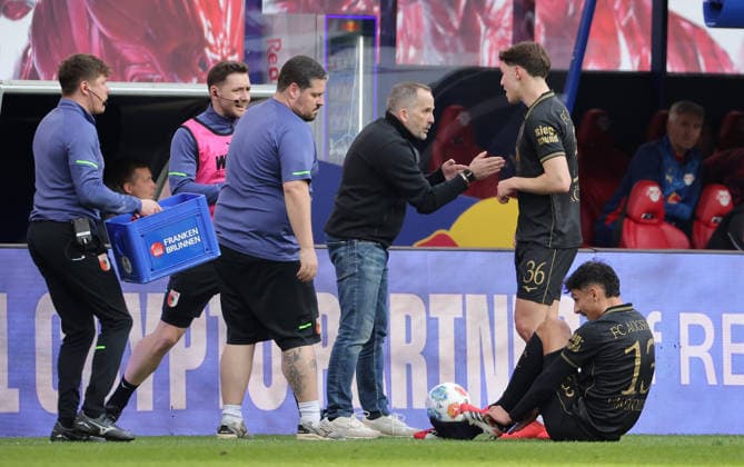 Coach Manuel Baum talks to Mert Kömür, Dimitrios Giannoulis changes shoes Sport Football Soccer DFL Bundesliga Men 25 Matchday Season 2025 2026 07 03 2026 RasenBallsport RB Leipzig RBL vs FC Augsburg FCA at RedBull Arena DFL regulations prohibit any use of photographs as image sequences and or quasi video