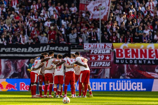 GER, Bundesliga, RB Leipzig FC Augsburg 07 03 2026, Red Bull Arena, Leipzig, GER, Bundesliga, RB Leipzig FC Augsburg shoulder to shoulder with RB Leipzig Â nordphotoxGmbHxx xAlexanderxTrienitz nph00051