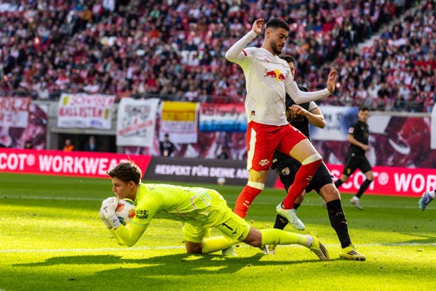 GER, Bundesliga, RB Leipzig FC Augsburg 07 03 2026, Red Bull Arena, Leipzig, GER, Bundesliga, RB Leipzig FC Augsburg Finn Dahmen FC Augsburg 1 Kart vs Romulo Cardoso RB Leipzig 40 Â nordphotoxGmbHxx xAlexanderxTrienitz nph00051