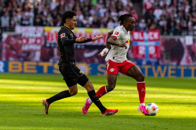GER, Bundesliga, RB Leipzig FC Augsburg 07 03 2026, Red Bull Arena, Leipzig, GER, Bundesliga, RB Leipzig FC Augsburg Yan Diomande RB Leipzig 49 in duel against Dimitris Giannoulis FC Augsburg 13 Â nordphotoxGmbHxx xAlexanderxTrienitz nph00051