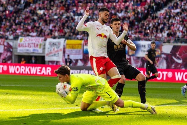 GER, Bundesliga, RB Leipzig FC Augsburg 07 03 2026, Red Bull Arena, Leipzig, GER, Bundesliga, RB Leipzig FC Augsburg Finn Dahmen FC Augsburg 1 Kart vs Romulo Cardoso RB Leipzig 40 Â nordphotoxGmbHxx xAlexanderxTrienitz nph00051