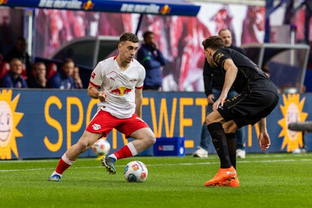 GER, Bundesliga, RB Leipzig FC Augsburg 07 03 2026, Red Bull Arena, Leipzig, GER, Bundesliga, RB Leipzig FC Augsburg Brajan Gruda RB Leipzig 10 in duel against Arthur Chaves FC Augsburg 34 Â nordphotoxGmbHxx xAlexanderxTrienitz nph00051