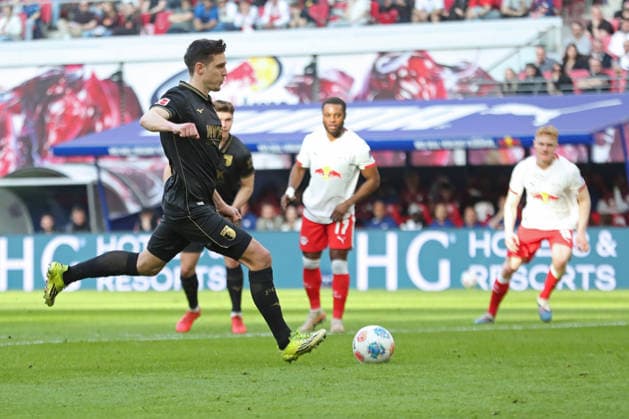 1 Soccer Bundesliga RB Leipzig FC Augsburg 07 03 2026 Captain Keven Schlotterbeck 31, FC Augsburg misses a penalty, penalty kick LEIPZIG, GERMANY MARCH 7 Bundesliga match RB Leipzig FC Augsburg at Red Bull Arena on matchday 25 of Bundesliga 1 on March 7, 2026 in Leipzig, Germany DFL REGULATIONS PROHIBIT ANY USE OF PHOTOGRAPHS AS IMAGE SEQUENCES AND OR QUASI VIDEO Copyright: xBEAUTIFULxSPORTS JanxKaeferx