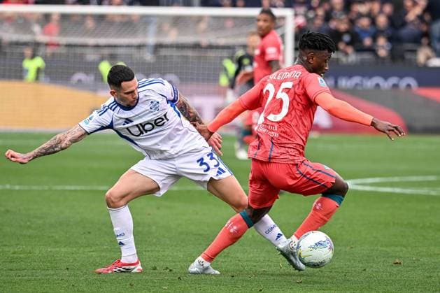 Lucas Da Cunha of Como 1907, Ibrahim Sulemana of Cagliari Calcio during Cagliari Calcio vs Como 1907, Italian soccer Serie A match in Cagliari, Italy, March 07 2026  Copyright: xLuigixCanu IPAxSportx xipa-agency.netx xx IPA_72511402 IPA_Agency_IPA72511402