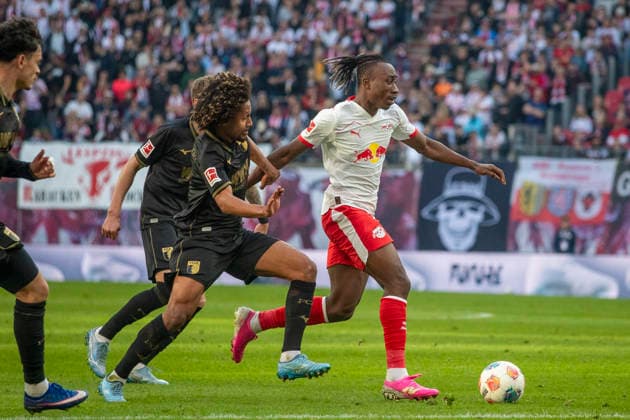 GER, Leipzig, Football, DFL Bundesliga, Matchday 25, RB Leipzig vs FC Augsburg pictured from l Han Noah Massengo FC Augsburg 04 , Yan Diomande RB Leipzig 49 , duel 07 03 2025, Red Bull Arena Leipzig DFL DFB REGULATIONS PROHIBIT ANY USE OF PHOTOGRAPHS AS IMAGE SEQUENCES AND OR QUASI VIDEO, Copyright: HMBxMedia PaulxFritz