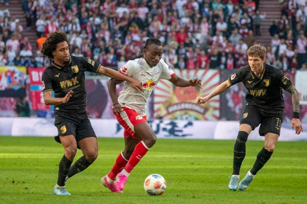 GER, Leipzig, Football, DFL Bundesliga, Matchday 25, RB Leipzig vs FC Augsburg pictured from l Han Noah Massengo FC Augsburg 04 , Yan Diomande RB Leipzig 49 , duel 07 03 2025, Red Bull Arena Leipzig DFL DFB REGULATIONS PROHIBIT ANY USE OF PHOTOGRAPHS AS IMAGE SEQUENCES AND OR QUASI VIDEO, Copyright: HMBxMedia PaulxFritz