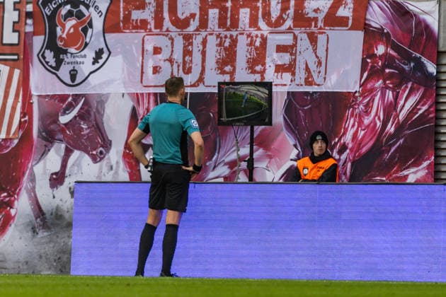 GER, Bundesliga, RB Leipzig FC Augsburg 07 03 2026, Red Bull Arena, Leipzig, GER, Bundesliga, RB Leipzig FC Augsburg Martin Petersen, referee looks at video evidence Â nordphotoxGmbHxx xAlexanderxTrienitz nph00051