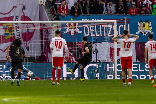 GER, Bundesliga, RB Leipzig FC Augsburg 07 03 2026, Red Bull Arena, Leipzig, GER, Bundesliga, RB Leipzig FC Augsburg Keven Schlotterbeck FC Augsburg 31 misses the penalty Â nordphotoxGmbHxx xAlexanderxTrienitz nph00051
