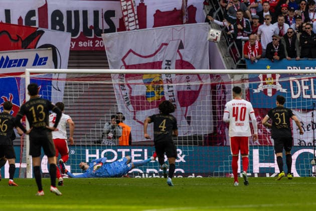 GER, Bundesliga, RB Leipzig FC Augsburg 07 03 2026, Red Bull Arena, Leipzig, GER, Bundesliga, RB Leipzig FC Augsburg Maarten Vandevoordt RB Leipzig 26 holds the penalty from Keven Schlotterbeck FC Augsburg 31 Â nordphotoxGmbHxx xAlexanderxTrienitz nph00051