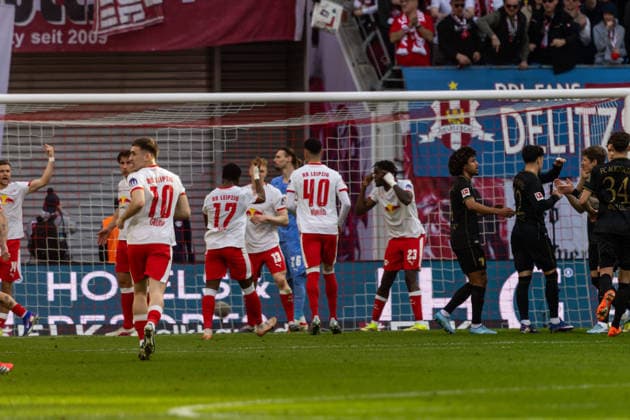 GER, Bundesliga, RB Leipzig FC Augsburg 07 03 2026, Red Bull Arena, Leipzig, GER, Bundesliga, RB Leipzig FC Augsburg The players of RB Leipzig thank Maarten Vandevoordt RB Leipzig 26 Â nordphotoxGmbHxx xAlexanderxTrienitz nph00051