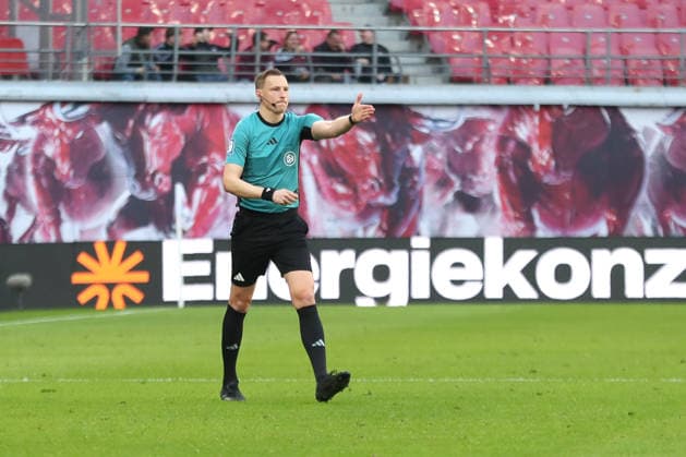 1 Soccer Bundesliga RB Leipzig FC Augsburg 07 03 2026 Referee Martin Petersen decides on penalty for Augsburg after video evidence LEIPZIG, GERMANY MARCH 7 Bundesliga match RB Leipzig FC Augsburg at Red Bull Arena on matchday 25 of 1 Bundesliga on March 7, 2026 in Leipzig, Germany DFL REGULATIONS PROHIBIT ANY USE OF PHOTOGRAPHS AS IMAGE SEQUENCES AND OR QUASI VIDEO Copyright: xBEAUTIFULxSPORTS JanxKaeferx