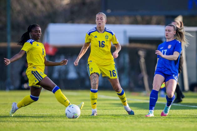 260307 Monica Jusu Bah and Filippa Angeldahl of Sweden against Allegra Poljak of Serbia during the FIFA Women™s World Cup Qualifier football match between Serbia and Sweden on March 7, 2026 in Stara Pazova Photo Ludvig Thunman BILDBYRAN code LT LT0784 fotboll football soccer fotball vm kval kval fifa womens world cup qualifier qualifier serbien serbia sverige sweden dam bbeng  Copyright: LUDVIGxTHUNMAN BB260307LT049