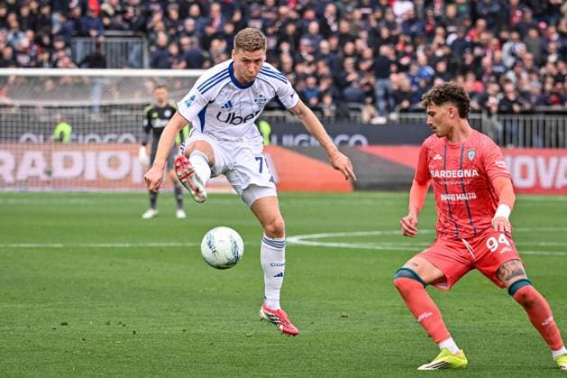 Ignace Van der Brempt of Como 1907 during Cagliari Calcio vs Como 1907, Italian soccer Serie A match in Cagliari, Italy, March 07 2026  Copyright: xLuigixCanu IPAxSportx xipa-agency.netx xx IPA_72511557 IPA_Agency_IPA72511557