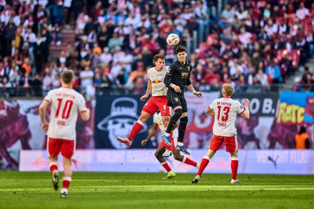 07 03 2026, Football, Men, Bundesliga, 2025 2026, RB Leipzig FC Augsburg Willi Orban 4, RB Leipzig, li , Rodrigo Ribeiro 21, FC Augsburg , Action, Header duel Leipzig Red Bull Arena Saxony Germany