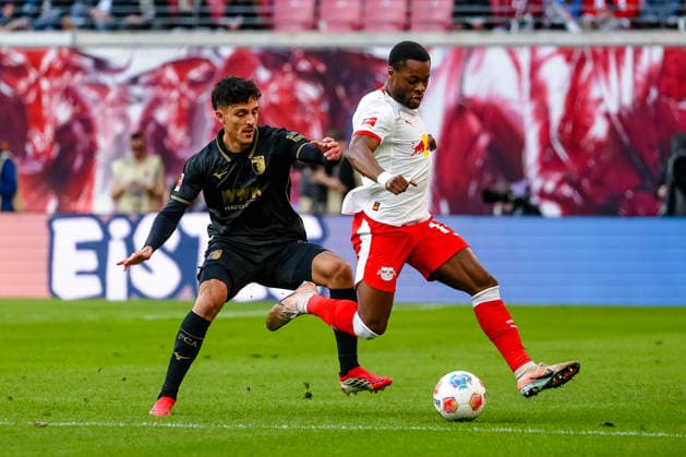 Dimitrios Giannoulis FC Augsburg, 13 duel, duel, fight Ridle Baku RB Leipzig, 17 on the ball, RB Leipzig vs FC Augsburg, Football, 1 Bundesliga, 25 Matchday, Season 2025 2026, 07 03 2026,¨ DFL REGULATIONS PROHIBIT ANY USE OF PHOTOGRAPHS AS IMAGE SEQUENCES AND OR QUASI VIDEO,¨ RB Leipzig vs FC Augsburg, Football, 1 Bundesliga, 25 Matchday, Season 2025 2026, 07 03 2026 Leipzig Copyright: xEibner-Pressefoto LauraxRoemerx EP_LRR