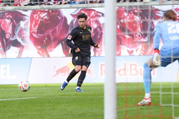 1 Soccer Bundesliga RB Leipzig FC Augsburg 07 03 2026 Fabian Rieder 32, FC Augsburg prepares the goal for the 0 1 lead LEIPZIG, GERMANY MARCH 7 Bundesliga match RB Leipzig FC Augsburg at Red Bull Arena on matchday 25 of 1 Bundesliga on March 7, 2026 in Leipzig, Germany DFL REGULATIONS PROHIBIT ANY USE OF PHOTOGRAPHS AS IMAGE SEQUENCES AND OR QUASI VIDEO Copyright: xBEAUTIFULxSPORTS JanxKaeferx
