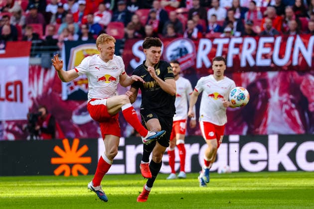 Nicolas Seiwald RB Leipzig, 13 duel, duel, fight on the ball against Mert Koemuer FC Augsburg, 36 , RB Leipzig vs FC Augsburg, Football, 1 Bundesliga, 25 Matchday, Season 2025 2026, 07 03 2026,¨ DFL REGULATIONS PROHIBIT ANY USE OF PHOTOGRAPHS AS IMAGE SEQUENCES AND OR QUASI VIDEO,¨ RB Leipzig vs FC Augsburg, Football, 1 Bundesliga, 25 Matchday, Season 2025 2026, 07 03 2026 Leipzig Copyright: xEibner-Pressefoto LauraxRoemerx EP_LRR