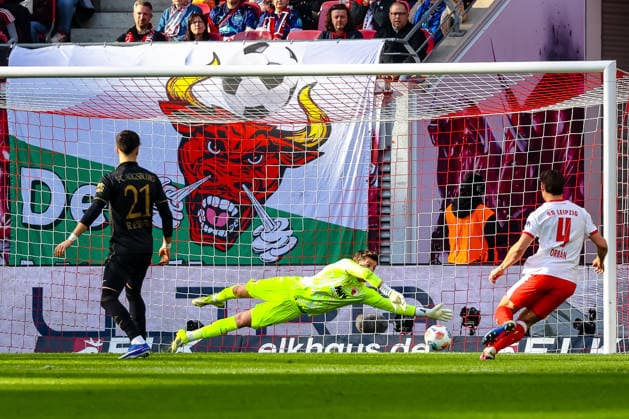 Finn Dahmen FC Augsburg, 01 haelt den Schuss, RB Leipzig vs FC Augsburg, Football, 1 Bundesliga, 25 Matchday, Season 2025 2026, 07 03 2026,¨ DFL REGULATIONS PROHIBIT ANY USE OF PHOTOGRAPHS AS IMAGE SEQUENCES AND OR QUASI VIDEO,¨ RB Leipzig vs FC Augsburg, Football, 1 Bundesliga, 25 Matchday, Season 2025 2026, 07 03 2026 Leipzig Copyright: xEibner-Pressefoto LauraxRoemerx EP_LRR