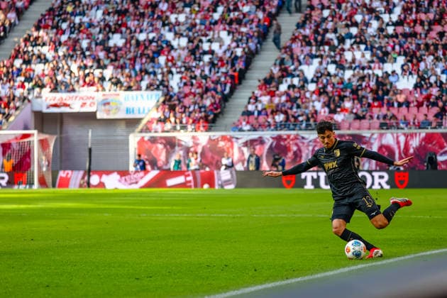 Dimitrios Giannoulis FC Augsburg, 13 on the ball, plays the pass, RB Leipzig vs FC Augsburg, Football, 1 Bundesliga, Matchday 25, Season 2025 2026, 07 03 2026,¨ DFL REGULATIONS PROHIBIT ANY USE OF PHOTOGRAPHS AS IMAGE SEQUENCES AND OR QUASI VIDEO,¨ RB Leipzig vs FC Augsburg, Football, 1 Bundesliga, Matchday 25, Season 2025 2026, 07 03 2026 Leipzig Copyright: xEibner-Pressefoto LauraxRoemerx EP_LRR