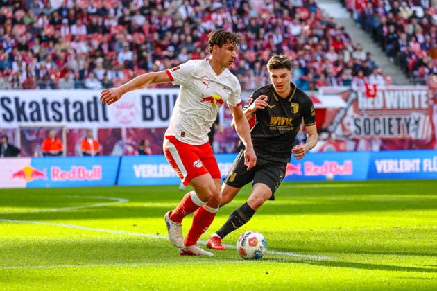 Willi Orban RB Leipzig, 04 on the ball, duel, duel, fight Mert Koemuer FC Augsburg, 36 , RB Leipzig vs FC Augsburg, Football, 1 Bundesliga, 25 Matchday, Season 2025 2026, 07 03 2026,¨ DFL REGULATIONS PROHIBIT ANY USE OF PHOTOGRAPHS AS IMAGE SEQUENCES AND OR QUASI VIDEO,¨ RB Leipzig vs FC Augsburg, Football, 1 Bundesliga, 25 Matchday, Season 2025 2026, 07 03 2026 Leipzig Copyright: xEibner-Pressefoto LauraxRoemerx EP_LRR