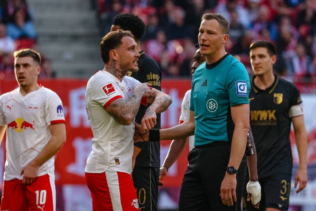 David Raum RB Leipzig, 22 discusses with Martin Petersen referee, DFB for handball, RB Leipzig vs FC Augsburg, Football, 1 Bundesliga, Matchday 25, Season 2025 2026, 07 03 2026,¨ DFL REGULATIONS PROHIBIT ANY USE OF PHOTOGRAPHS AS IMAGE SEQUENCES AND OR QUASI VIDEO,¨ RB Leipzig vs FC Augsburg, Football, 1 Bundesliga, Matchday 25, Season 2025 2026, 07 03 2026 Leipzig Copyright: xEibner-Pressefoto LauraxRoemerx EP_LRR