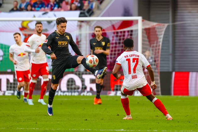 Fabian Rieder FC Augsburg, 32 on the ball Ridle Baku RB Leipzig, 17 , RB Leipzig vs FC Augsburg, Football, 1 Bundesliga, Matchday 25, Season 2025 2026, 07 03 2026,¨ DFL REGULATIONS PROHIBIT ANY USE OF PHOTOGRAPHS AS IMAGE SEQUENCES AND OR QUASI VIDEO,¨ RB Leipzig vs FC Augsburg, Football, 1 Bundesliga, Matchday 25, Season 2025 2026, 07 03 2026 Leipzig Copyright: xEibner-Pressefoto LauraxRoemerx EP_LRR