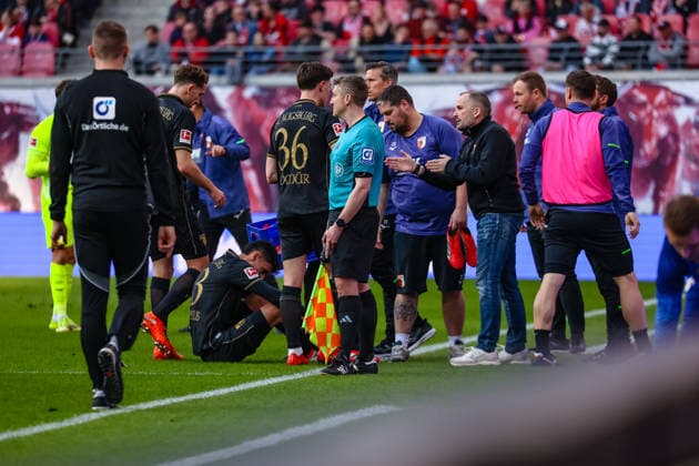 Manuel Baum FC Augsburg, Head Coach gives instructions, gestures, RB Leipzig vs FC Augsburg, Football, 1 Bundesliga, 25 Matchday, Season 2025 2026, 07 03 2026,¨ DFL REGULATIONS PROHIBIT ANY USE OF PHOTOGRAPHS AS IMAGE SEQUENCES AND OR QUASI VIDEO,¨ RB Leipzig vs FC Augsburg, Football, 1 Bundesliga, 25 Matchday, Season 2025 2026, 07 03 2026 Leipzig Copyright: xEibner-Pressefoto LauraxRoemerx EP_LRR