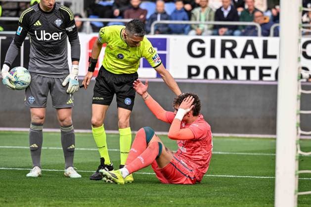 Sebastiano Esposito of Cagliari Calcio, Livio Marinelli, Arbitro, Referee, during Cagliari Calcio vs Como 1907, Italian soccer Serie A match in Cagliari, Italy, March 07 2026  Copyright: xLuigixCanu IPAxSportx xipa-agency.netx xx IPA_72512999 IPA_Agency_IPA72512999