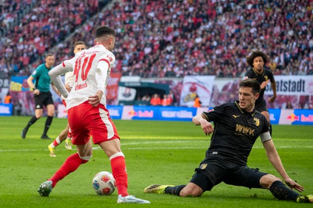 GER, Leipzig, Football, DFL Bundesliga, Matchday 25, RB Leipzig vs FC Augsburg in the picture from l Romulo RB Leipzig 40 , Keven Schlotterbeck FC Augsburg 31 , duel 07 03 2025, Red Bull Arena Leipzig DFL DFB REGULATIONS PROHIBIT ANY USE OF PHOTOGRAPHS AS IMAGE SEQUENCES AND OR QUASI VIDEO, Copyright: HMBxMedia PaulxFritz