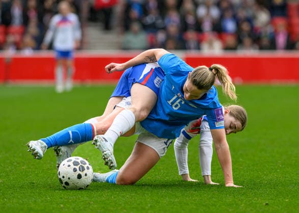 Hildur Antonsd—ttir (Iceland) and Lauren Hemp (England) battle for the ball during the Womens European World Cup Qualifier 2027 match between England Women and Iceland Women at the City Ground, Nottingham, England on 7 March 2026. Copyright: xMarkxDunnx 44650003