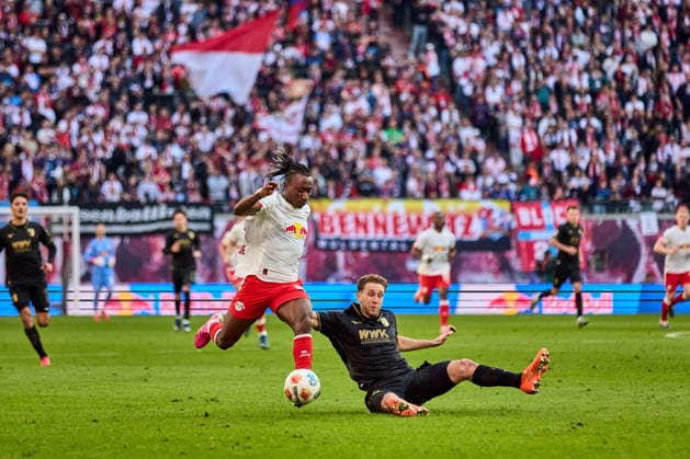 07 03 2026, Football, Men, Bundesliga, 2025 2026, RB Leipzig FC Augsburg Yan Diomande 49, RB Leipzig , cropped image, action, with ball, duel, with fans in the background Leipzig Red Bull Arena Saxony Germany