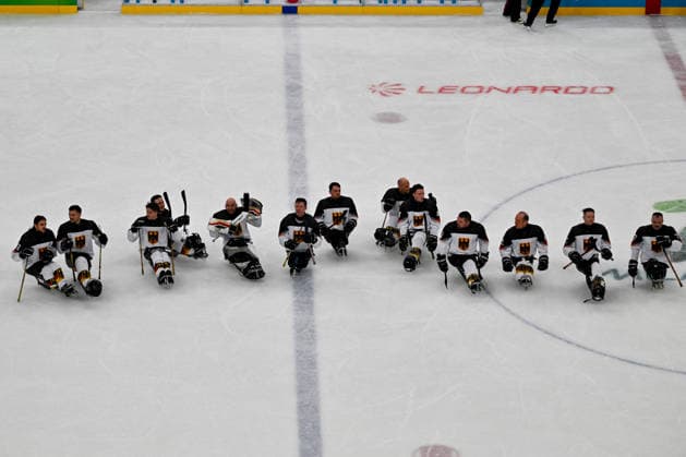 GIOCHI OLIMPICI - Olimpiadi Invernali Milano-Cortina 2026 - Paralympic Winter games, Winterspiele,Spiele, Summer games MILANO-CORTINA 2026 - Para Ice hockey, Eishockey - China vs Germany The Germany Team greets the fans at the end of the match during the Paralympic Games Milano-Cortina 2026, Ice Hockey match between People s Republic Of China and The Germany Team on March 6, 2026 at Arena di Verona in Verona, Italy during Paralympic WINTER GAMES MILANO-CORTINA 2026 - Para ice hockey - China vs Germany , Olympic Winter Games Milano-Cortina 2026 in Milano, Italy, March 07 2026 Cortina D Ampezzo Italy  Copyright: xIPAxSport ABACAx