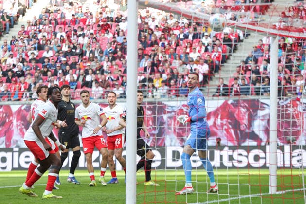 1 Soccer Bundesliga RB Leipzig FC Augsburg 07 03 2026 Goal chance for Augsburg all players watch the ball landing on the goal net LEIPZIG, GERMANY MARCH 7 Bundesliga match RB Leipzig FC Augsburg at Red Bull Arena on matchday 25 of 1 Bundesliga on March 7, 2026 in Leipzig, Germany DFL REGULATIONS PROHIBIT ANY USE OF PHOTOGRAPHS AS IMAGE SEQUENCES AND OR QUASI VIDEO Copyright: xBEAUTIFULxSPORTS JanxKaeferx