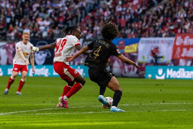 GER, Bundesliga, RB Leipzig FC Augsburg 07 03 2026, Red Bull Arena, Leipzig, GER, Bundesliga, RB Leipzig FC Augsburg Yan Diomande RB Leipzig 49 in duel against Han Noah Massengo FC Augsburg 4 Â nordphotoxGmbHxx xAlexanderxTrienitz nph00051