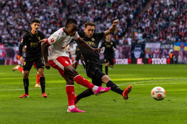 GER, Bundesliga, RB Leipzig FC Augsburg 07 03 2026, Red Bull Arena, Leipzig, GER, Bundesliga, RB Leipzig FC Augsburg Yan Diomande RB Leipzig 49 in duel against Arthur Chaves FC Augsburg 34 Â nordphotoxGmbHxx xAlexanderxTrienitz nph00051