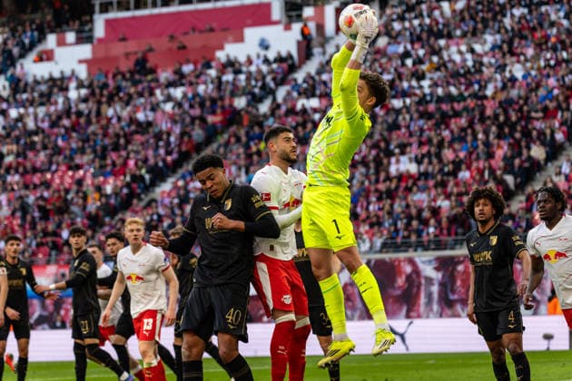 GER, Bundesliga, RB Leipzig FC Augsburg 07 03 2026, Red Bull Arena, Leipzig, GER, Bundesliga, RB Leipzig FC Augsburg Finn Dahmen FC Augsburg 1 secures the ball against Romulo Cardoso RB Leipzig 40 Â nordphotoxGmbHxx xAlexanderxTrienitz nph00051