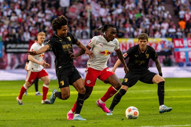 GER, Bundesliga, RB Leipzig FC Augsburg 07 03 2026, Red Bull Arena, Leipzig, GER, Bundesliga, RB Leipzig FC Augsburg Yan Diomande RB Leipzig 49 in duel against Han Noah Massengo FC Augsburg 4 Â nordphotoxGmbHxx xAlexanderxTrienitz nph00051
