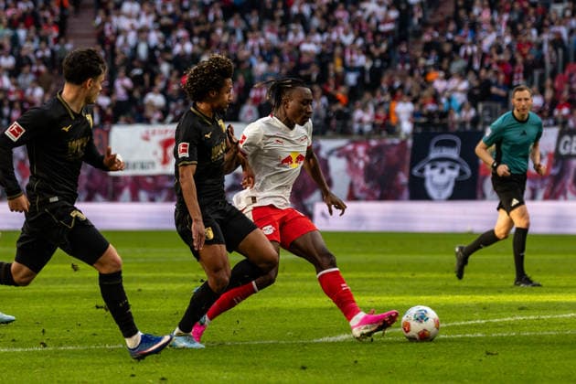 GER, Bundesliga, RB Leipzig FC Augsburg 07 03 2026, Red Bull Arena, Leipzig, GER, Bundesliga, RB Leipzig FC Augsburg Yan Diomande RB Leipzig 49 in duel against Han Noah Massengo FC Augsburg 4 Â nordphotoxGmbHxx xAlexanderxTrienitz nph00051