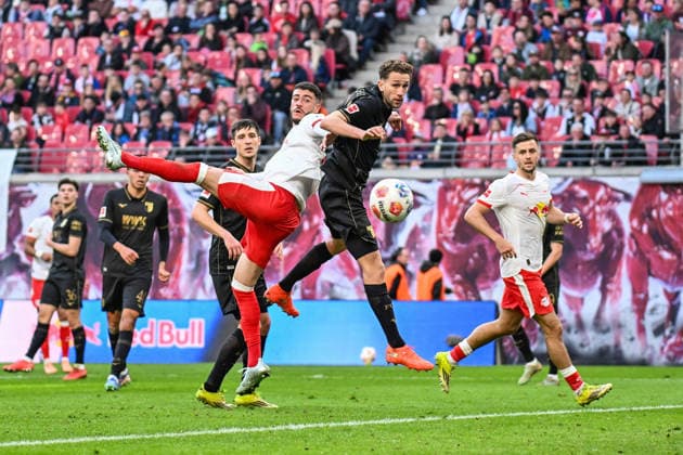 Soccer I Men I Season 2025 2026 I Bundesliga I Matchday 25 I RB Leipzig FC Augsburg I 07 03 2026 One-on-one Romulo Cardoso 40, RB Leipzig vs Arthur Chaves 34, FC Augsburg Leipzig Red Bull Arena Saxony Germany Copyright: xLobeca InesxHähnelx