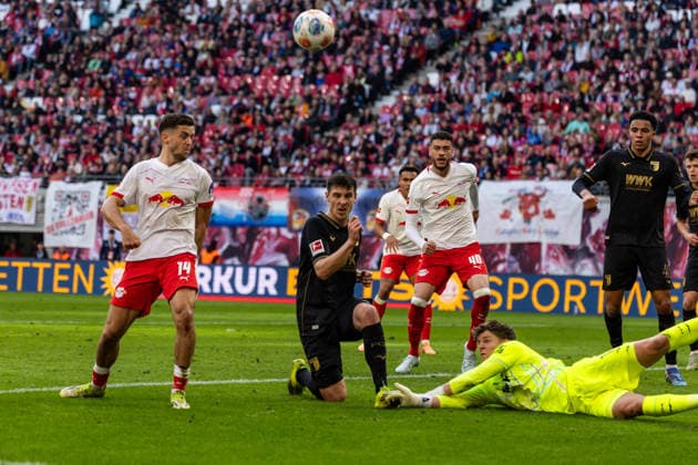 GER, Bundesliga, RB Leipzig FC Augsburg 07 03 2026, Red Bull Arena, Leipzig, GER, Bundesliga, RB Leipzig FC Augsburg Finn Dahmen FC Augsburg 1 secures the ball against Christoph Baumgartner RB Leipzig 14 Â nordphotoxGmbHxx xAlexanderxTrienitz nph00051