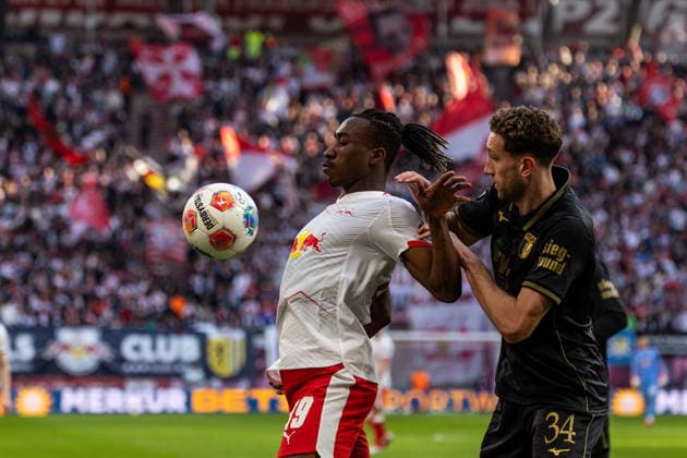 GER, Bundesliga, RB Leipzig FC Augsburg 07 03 2026, Red Bull Arena, Leipzig, GER, Bundesliga, RB Leipzig FC Augsburg Yan Diomande RB Leipzig 49 in duel against Arthur Chaves FC Augsburg 34 Â nordphotoxGmbHxx xAlexanderxTrienitz nph00051