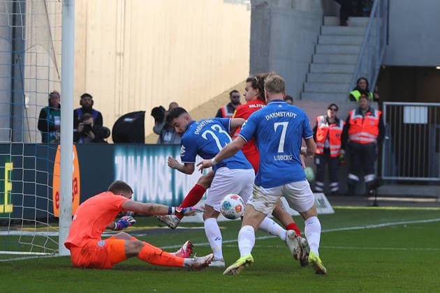 07 03 2026, xtvx, Fussball 2 Bundesliga, SV Darmstadt 98 Holstein Kiel v l Torschuss, has a shot on goal Goalkeeper Timon Weiner Holstein Kiel Isac Lidberg SV Darmstadt 98 DFL DFB REGULATIONS PROHIBIT ANY USE OF PHOTOGRAPHS as IMAGE SEQUENCES and or QUASI VIDEO Darmstadt