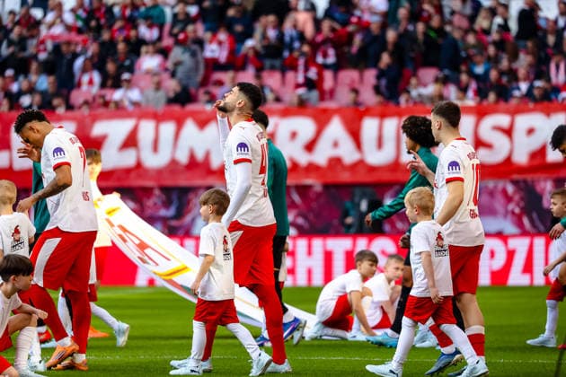 Romulo RB Leipzig, 40 enters the field, Prayer, RB Leipzig vs FC Augsburg, Football, 1 Bundesliga, 25 Matchday, Season 2025 2026, 07 03 2026,¨ DFL REGULATIONS PROHIBIT ANY USE OF PHOTOGRAPHS AS IMAGE SEQUENCES AND OR QUASI VIDEO,¨ RB Leipzig vs FC Augsburg, Football, 1 Bundesliga, 25 Matchday, Season 2025 2026, 07 03 2026 Leipzig Copyright: xEibner-Pressefoto LauraxRoemerx EP_LRR