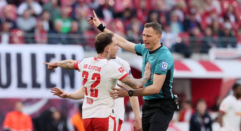 RB Leipzig Augsburg Bundesliga Leipzig, 07 03 2026, Red Bull Arena, Soccer, 1 Bundesliga, 25 Matchday , RB Leipzig vs FC Augsburg , Pictured from left David Raum 22, RB Leipzig , Referee Martin Petersen , For editorial use only Only editorial use , DFL DFB regulations prohibit any use of photographs as image sequences and or quasi video ,