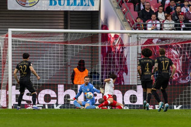 GER, Bundesliga, RB Leipzig FC Augsburg 07 03 2026, Red Bull Arena, Leipzig, GER, Bundesliga, RB Leipzig FC Augsburg Maarten Vandevoordt RB Leipzig 26 holds a shot Â nordphotoxGmbHxx xAlexanderxTrienitz nph00051